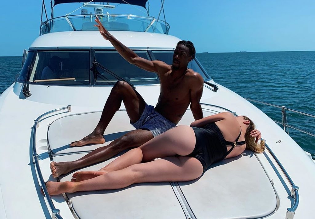 Сексуальная дамочка даёт в анал мужику на яхте
