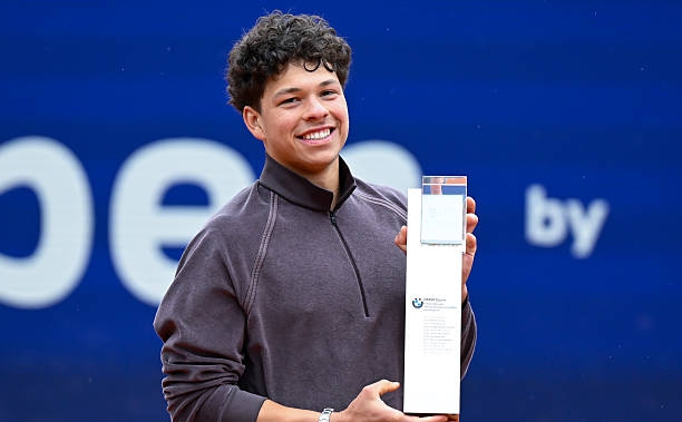 23-години по-късно: Шелтън пренаписа историята и се доближи до Агаси след триумф в Мюнхен! width=