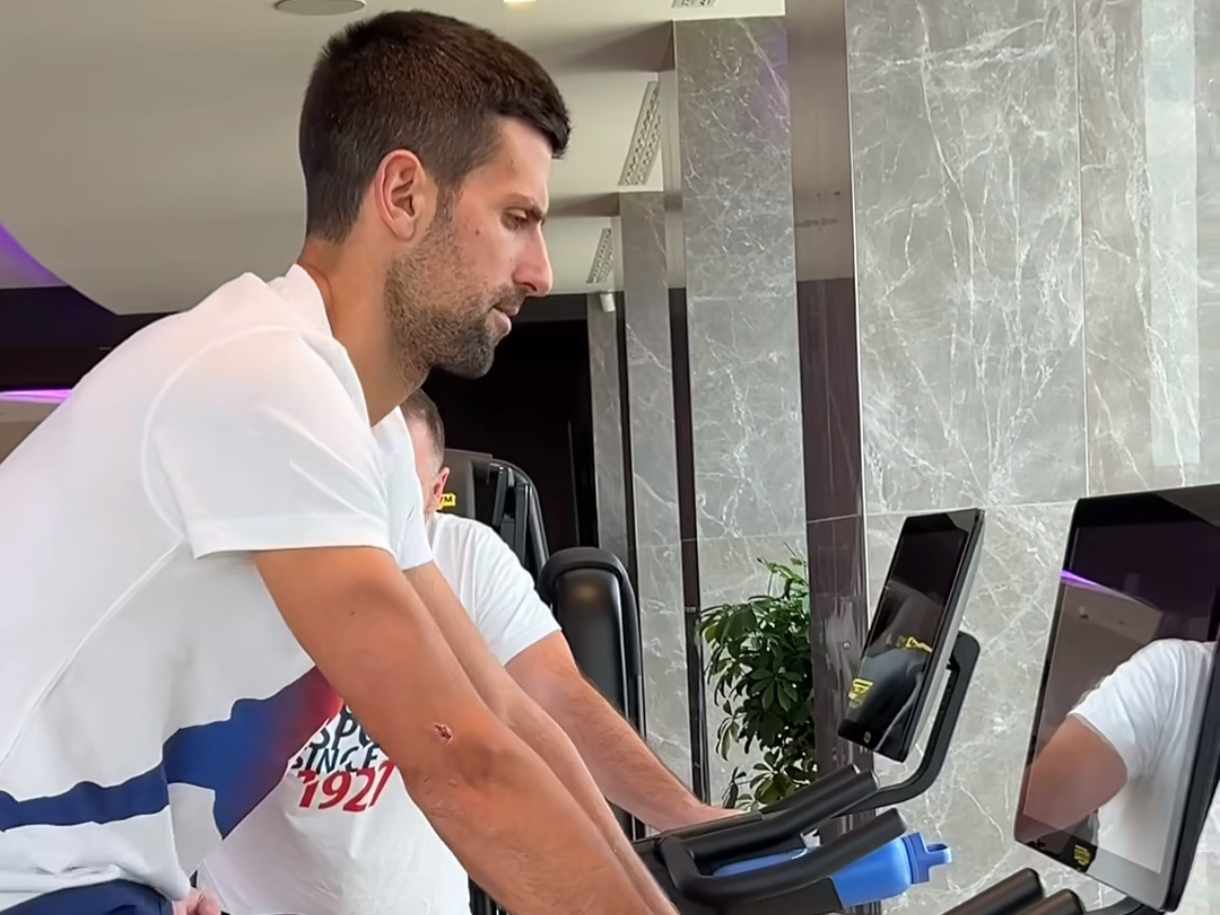 Една седмица след операцията: Джокович захвърли патерицити и вече е във фитнеса (видео) width=