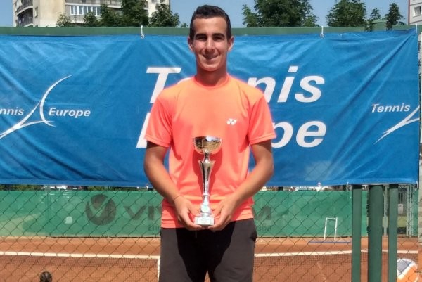 18-годишен българин спечели две титли в един ден на турнир в Турция! width=