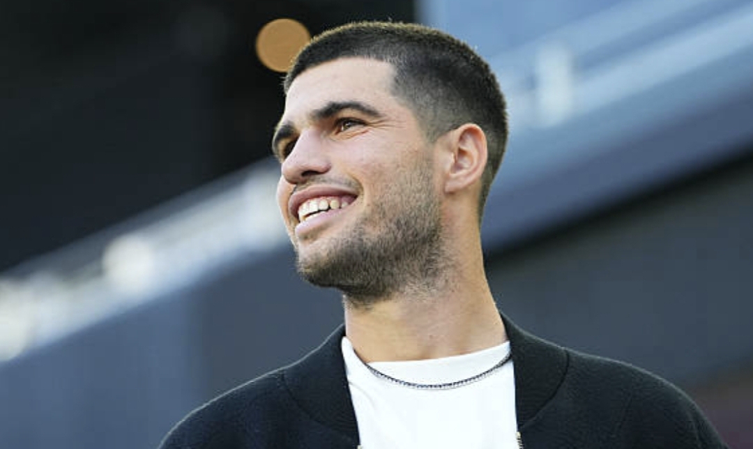 Алкарас влезе в ролята на дядо Коледа и отреди на Джокович най-неподходящия подарък (видео)