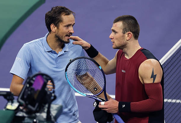 Шампионът е аут: Медведев се разправи с екзекутора на Джокович при спорни обстоятелства