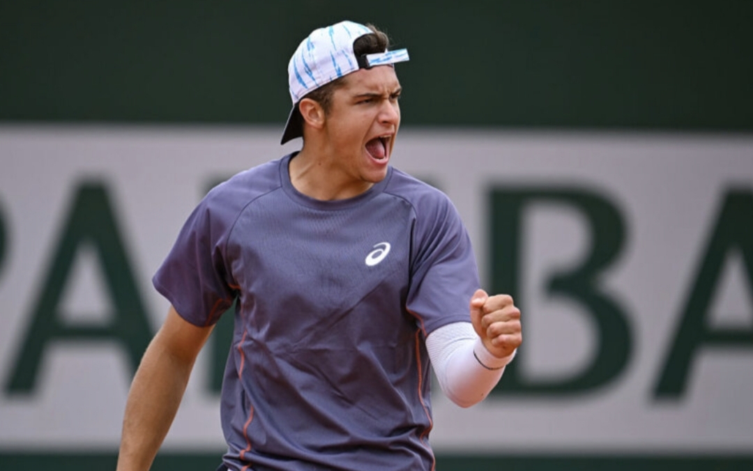 Кошмарът на американците: 18-годишният Василев е осминафиналист на US Open без загубен сет! width=
