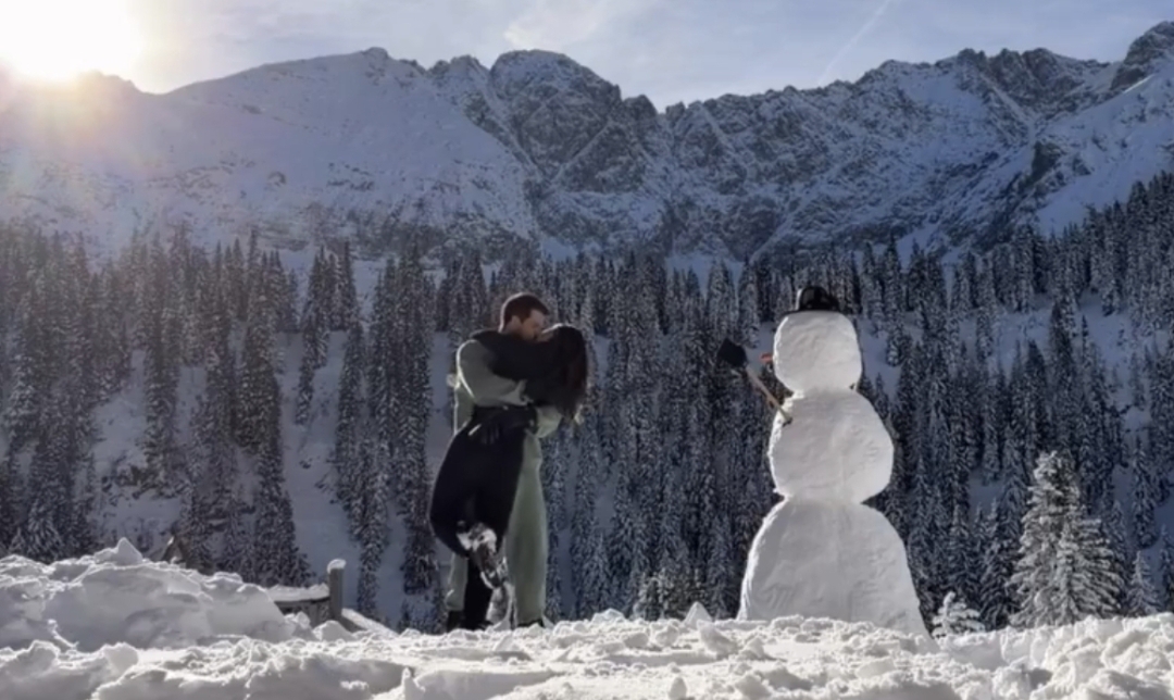Снежна приказка: Григор и Ейса се целуват и творят изкуство на върха на планината (видео)