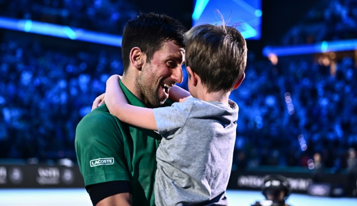 Звездно присъствие: Джокович изгледа на живо финала на Купа "Дейвис" със сина и брат си width=