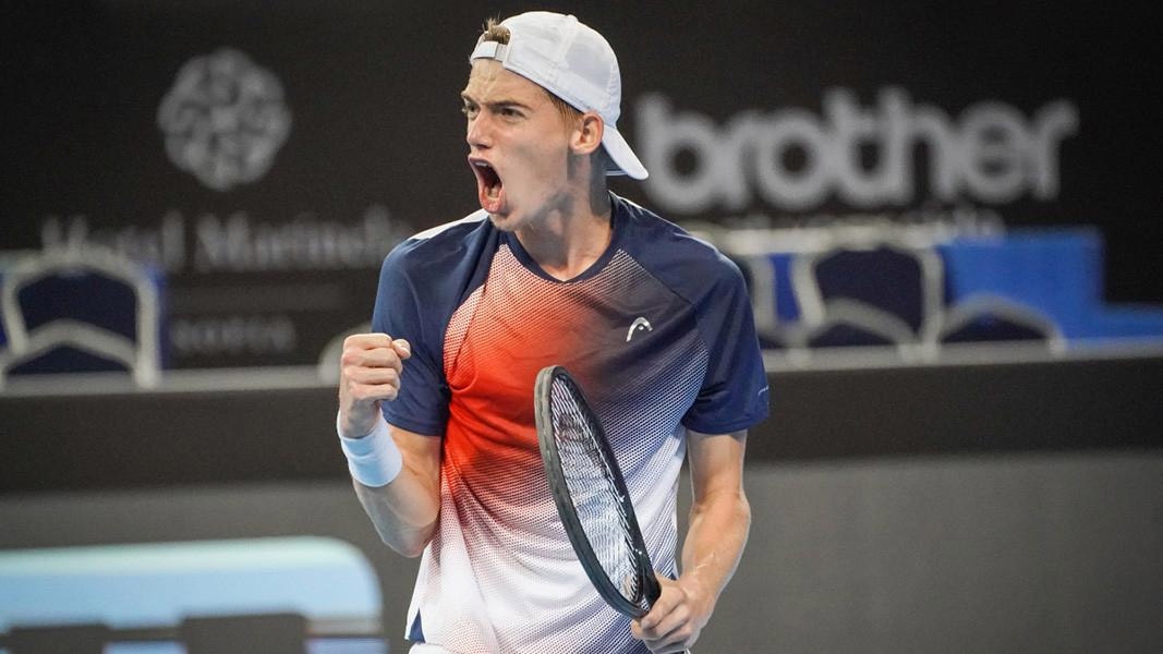 Българска гордост: Нестеров изпрати топ поставения вкъщи с геврек за 1/2-финал в Манама!