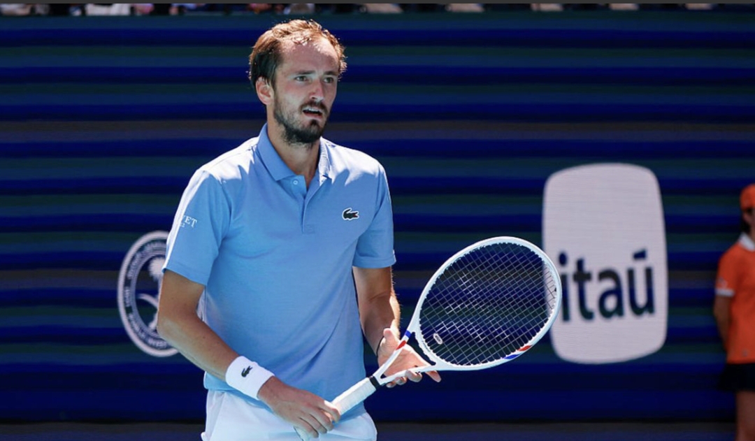 Турнирът на сензациите: Медведев инкасира сет на 0 и се сгромоляса след 8 поредни загубени гейма!