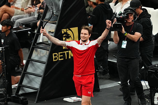 Невиждано шоу: Бублик разби тенис нормите в ИУ след уинър с дръжката на ракетата (видео)