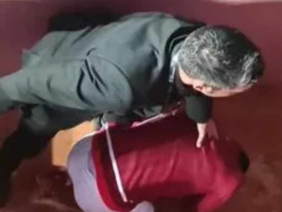 Ужасни сцени: Джокович се строполи на земята след като беше ударен с бутилка от фен (видео) width=