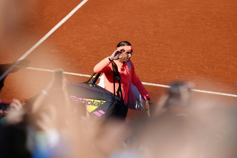 Трогателно сбогуване: Де Минор и публиката изпратиха Надал на крака в Барселона (видео) width=