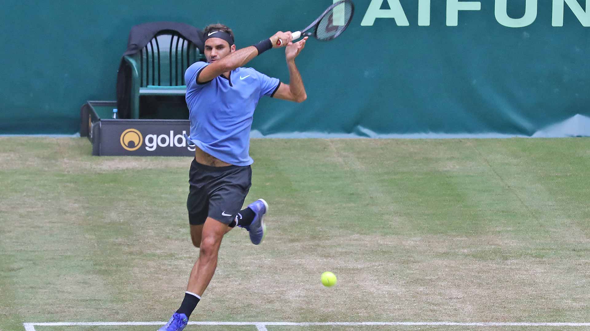 ВИДЕО: Федерер продължава в Хале след серия 