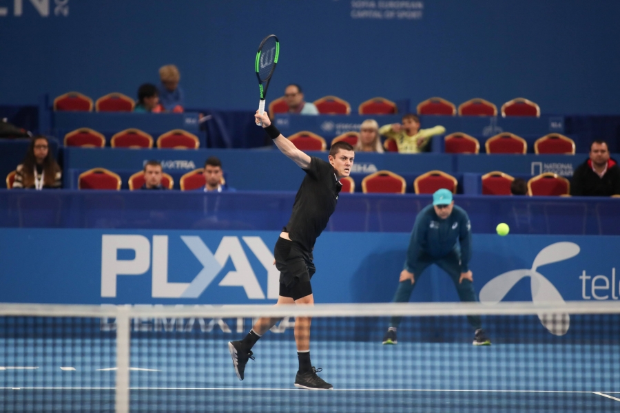 Александър Лазаров продължава в четвъртфиналите на турнира в Доха