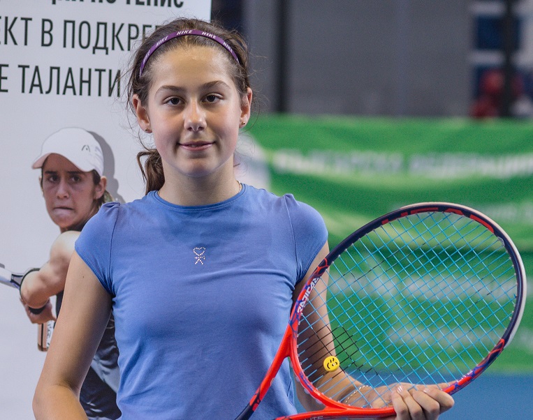 Нов български успех в Мелбърн: 15-годишната Янева даде само един гейм на съперничката си