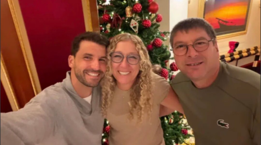 Традицията е спазена: Григор отпразнува Коледа с мама, татко и неочакван гост (снимки)