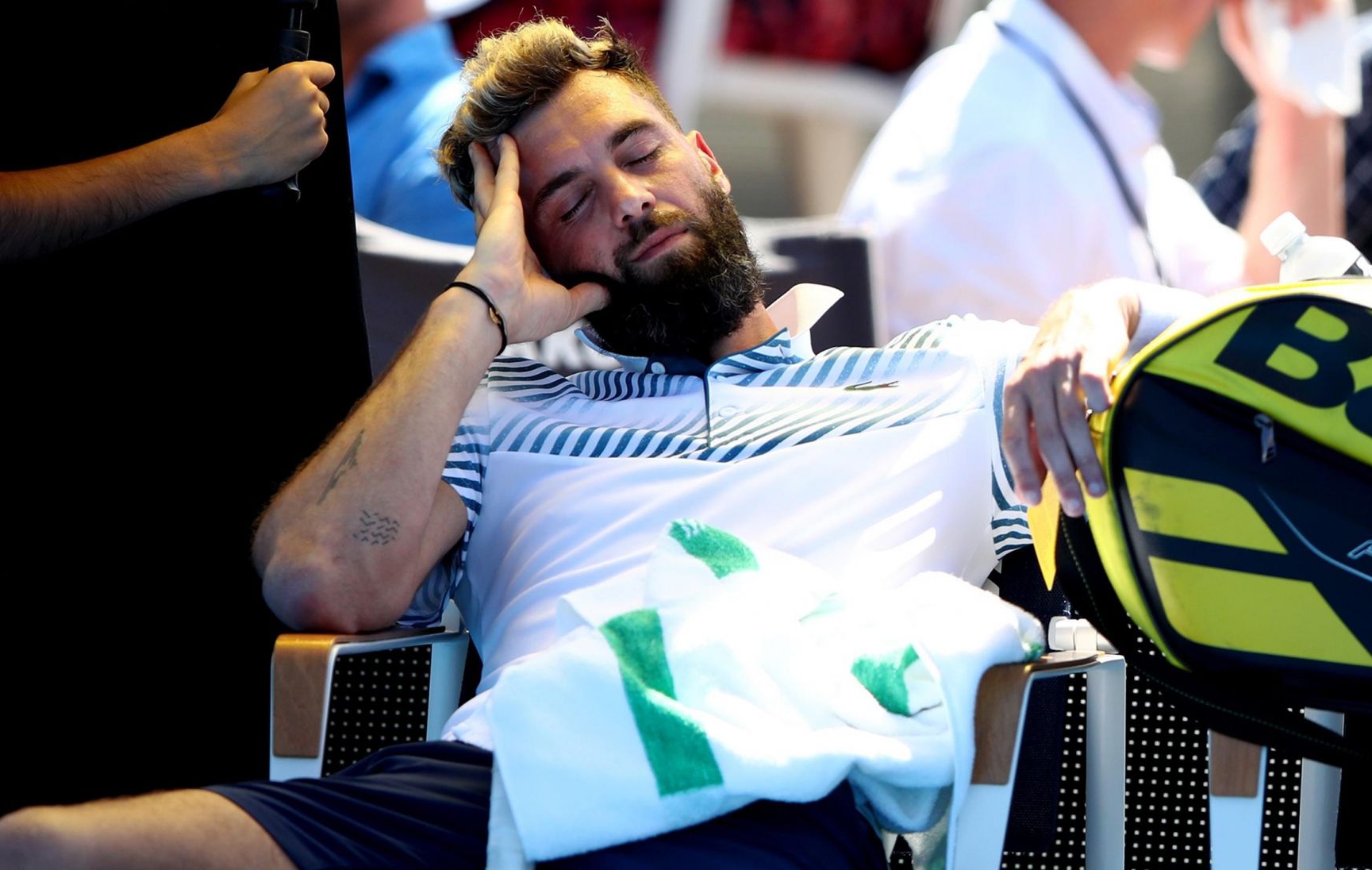 След 30-часово пътешествие: Беноа Пер заспа по време на мач (видео)