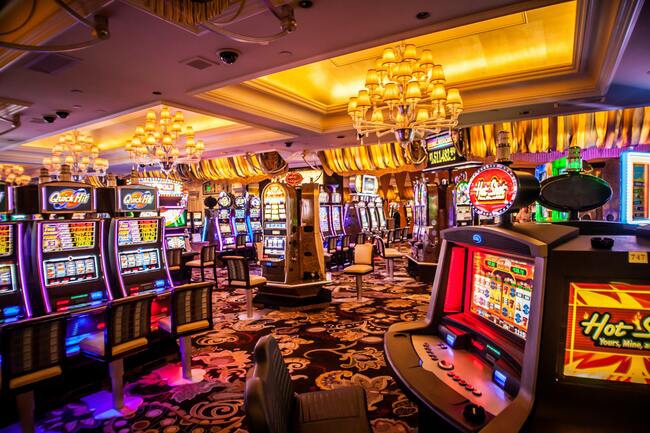 Възходът на казината: От нелегални салони до пищни курорти