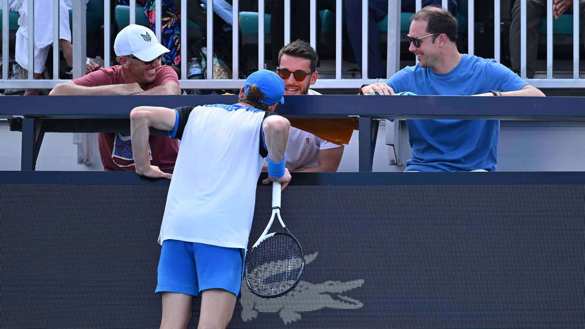 Снимка: Красивата страна на тениса: Синер помогна на припаднал фен