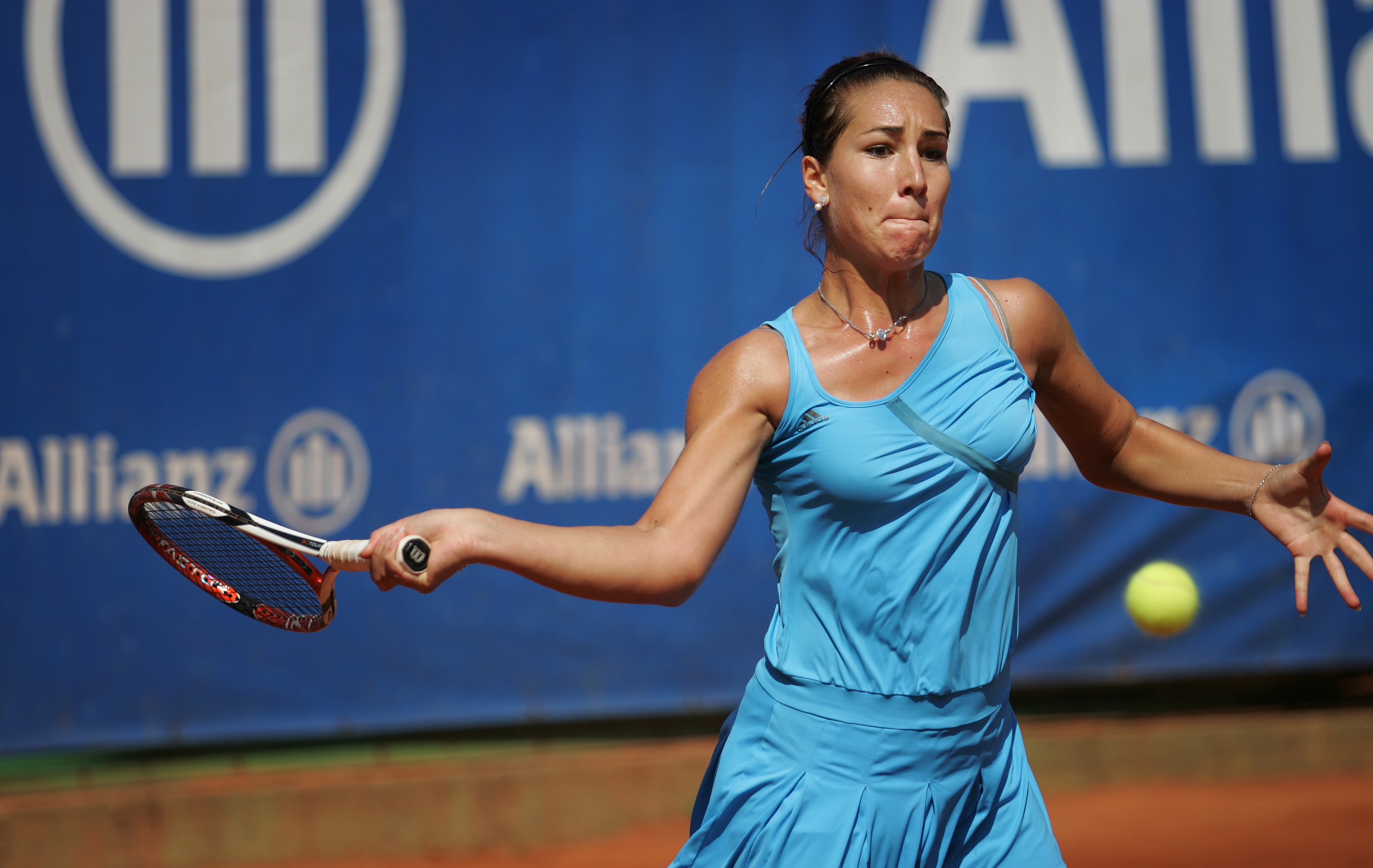 Елица Костова стартира с победа в квалификациите на 