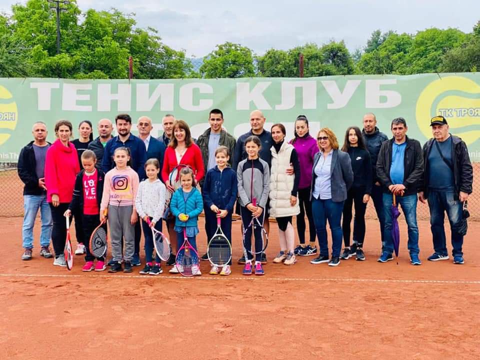 Мануела Малеева посети тенис клуб в Троян и прекара време с местните деца