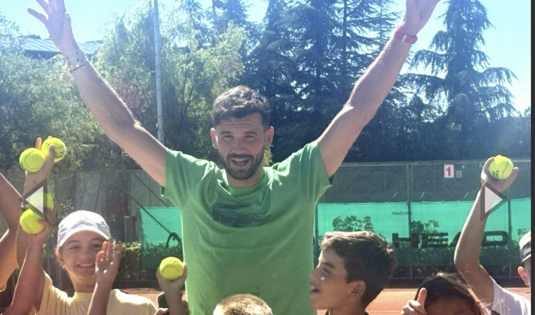 У дома с благотворителна кауза: Григор Димитров зарадва децата на България (снимки)