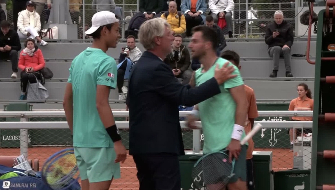 Бой на Ролан Гарос: ATP шампион скочи след мача на световен №1 при юношите (видео)