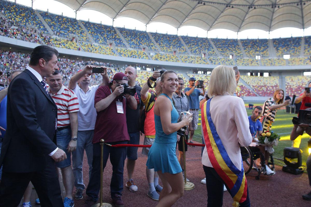 Грандиозно посрещане: Пълен стадион приветства Халеп в Букурещ (видео)