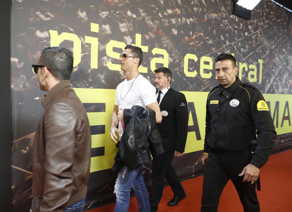 Кристиано Роналдо отново е звездата във ВИП ложата в Мадрид