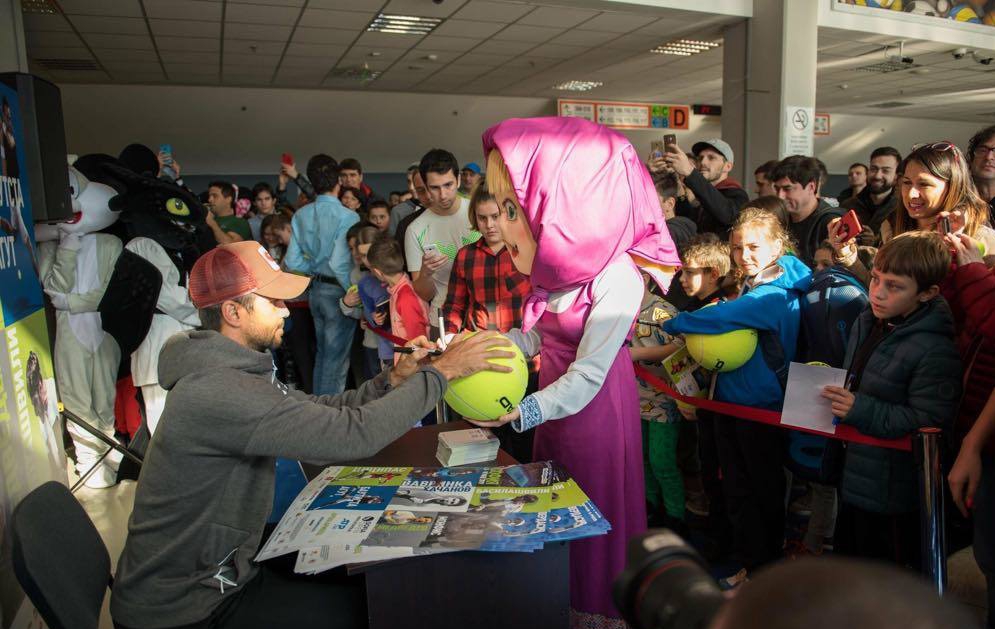 Благотворителен търг за болно дете: Продават топки с автограф на Гришо и тенис звезди