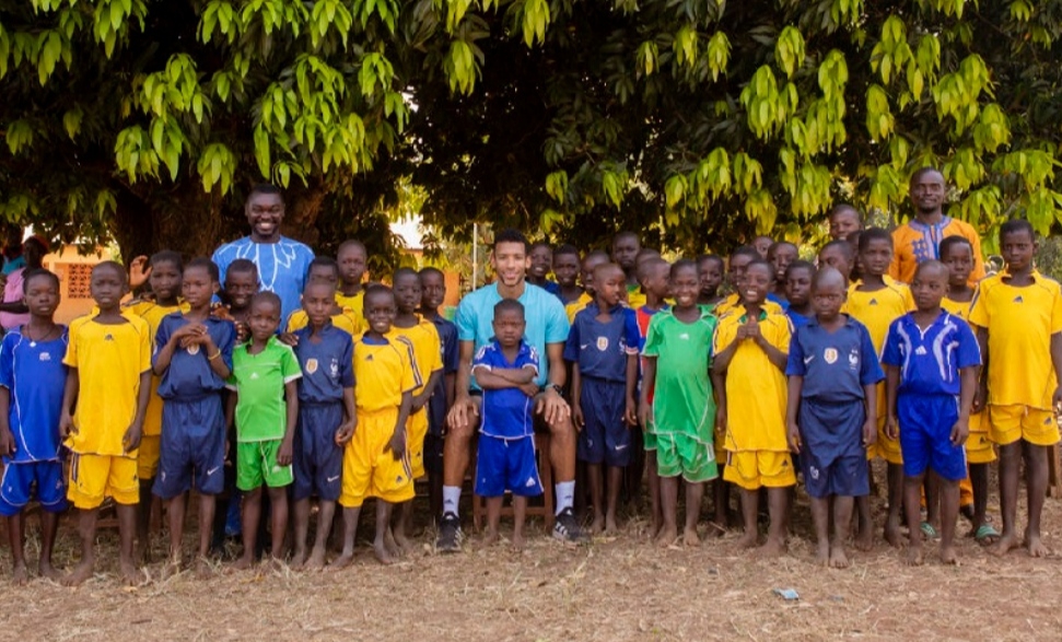 Обратно към корените: Оже-Алиасим с мил жест към децата на Того (снимки)