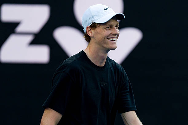 АО: Синер срещу кошмар на Алкарас; Музети в битка с отстранилия Григор в Бризбейн (програма)