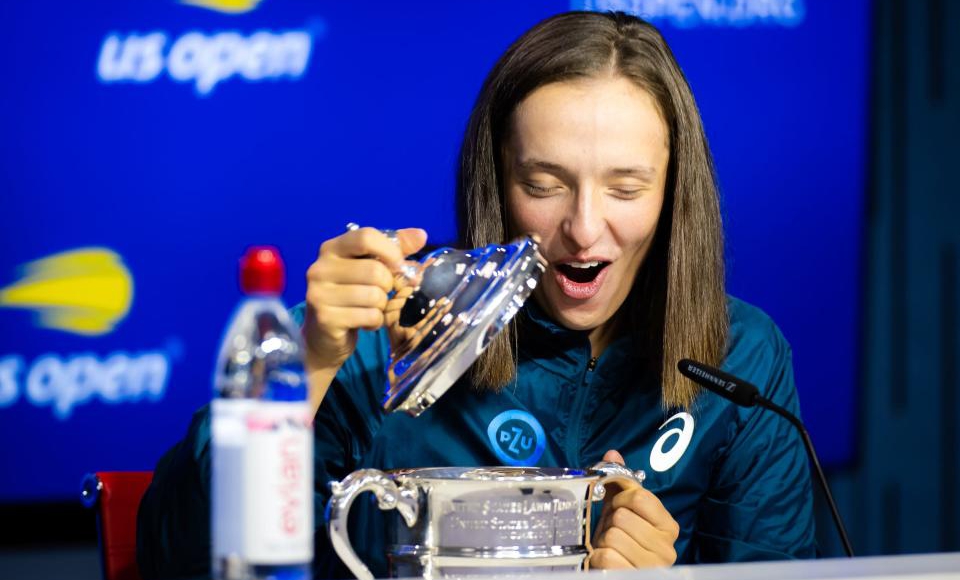 Победата е сладка: Швьонтек бе изненадана с тирамису в трофея си от US Open (видео)