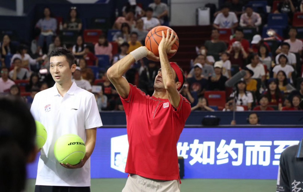 Федерер показа баскетболни умения в Шанхай (видео)