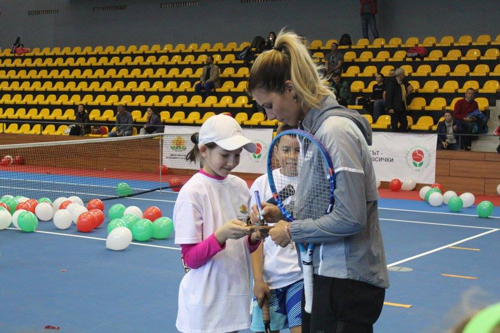 Пиронкова участва в тенис празник с деца в София (снимки)