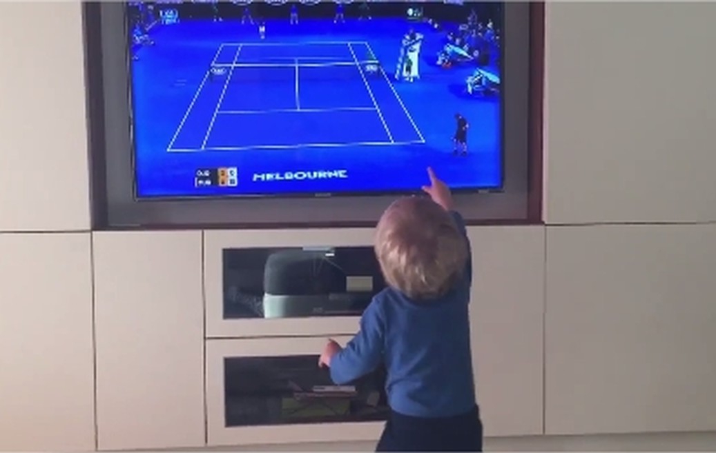ВИДЕО: Как синът на Джокович гледа татко си пред телевизора