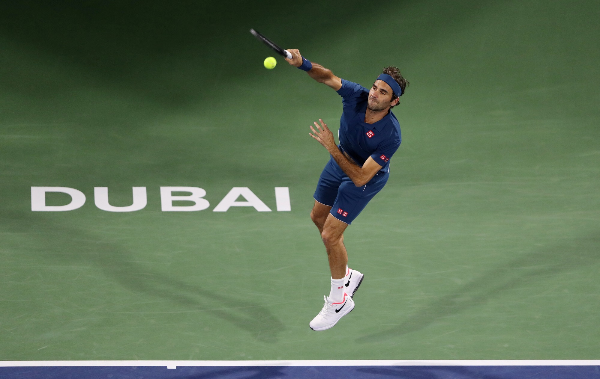 Федерер се поизмъчи за победа №50 в Дубай (видео)