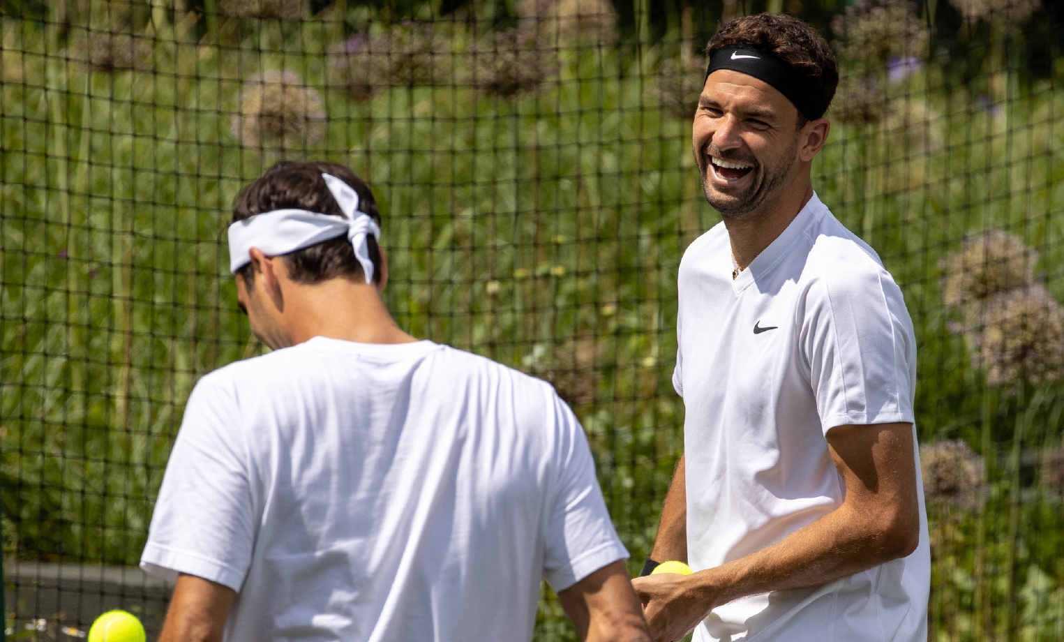 Усмивки и добро настроение: Гришо и Федерер заедно на тренировъчните кортове (снимки)