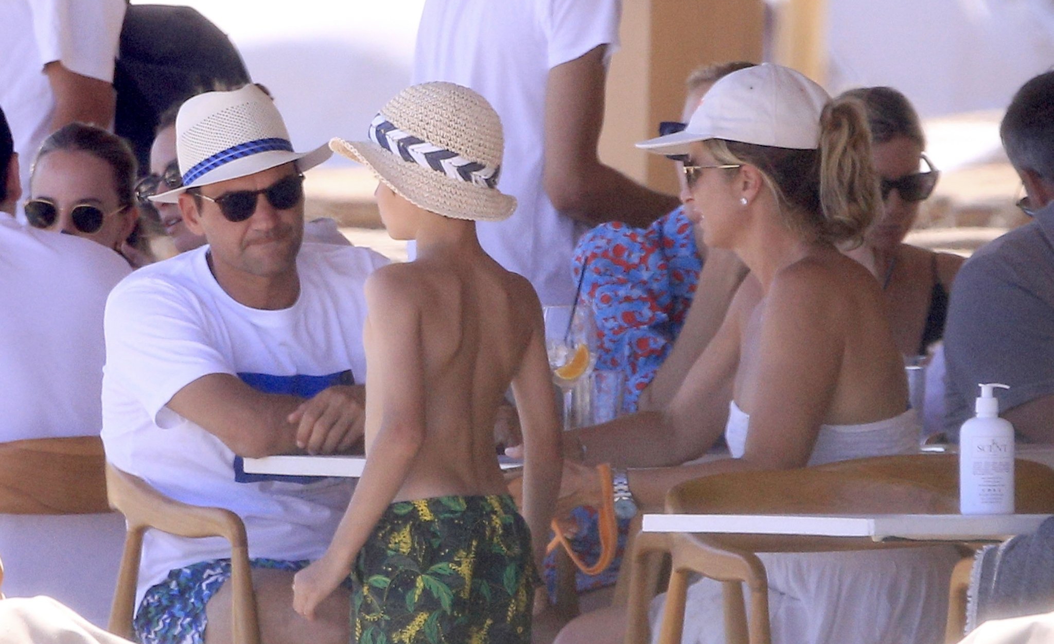 Семейна идилия: Федерер се наслаждава на почивка с децата си в Гърция (снимки)
