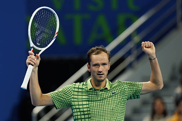 Без да изиграе и точка: Медведев вдигна купата в Дубай след отказване на героя на турнира