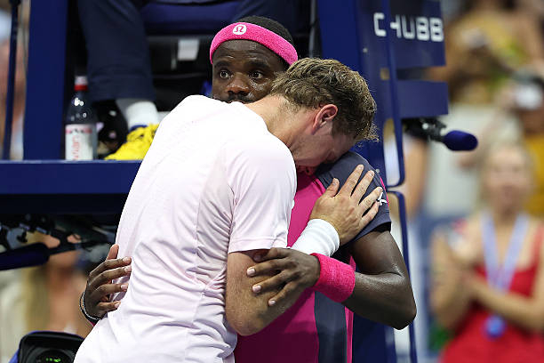 Обратът на сезона: Тиафо някак е в топ 4 на US Open, а съперникът му се разрида в ръцете му