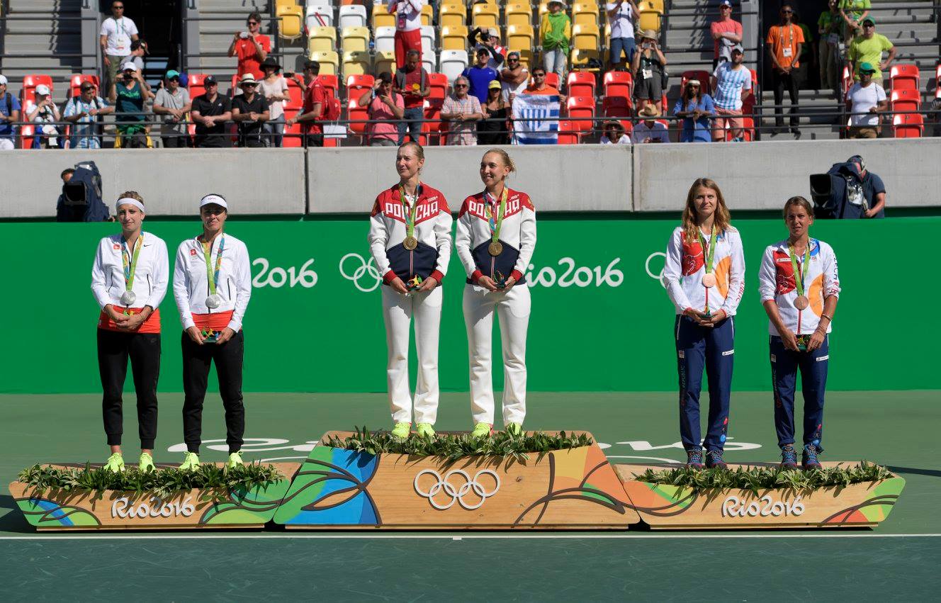 Макарова и Веснина взеха златото при двойките, Хингис с първи медал