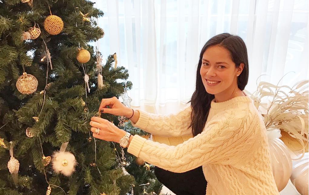 Ана Иванович украси елхата за Коледа
