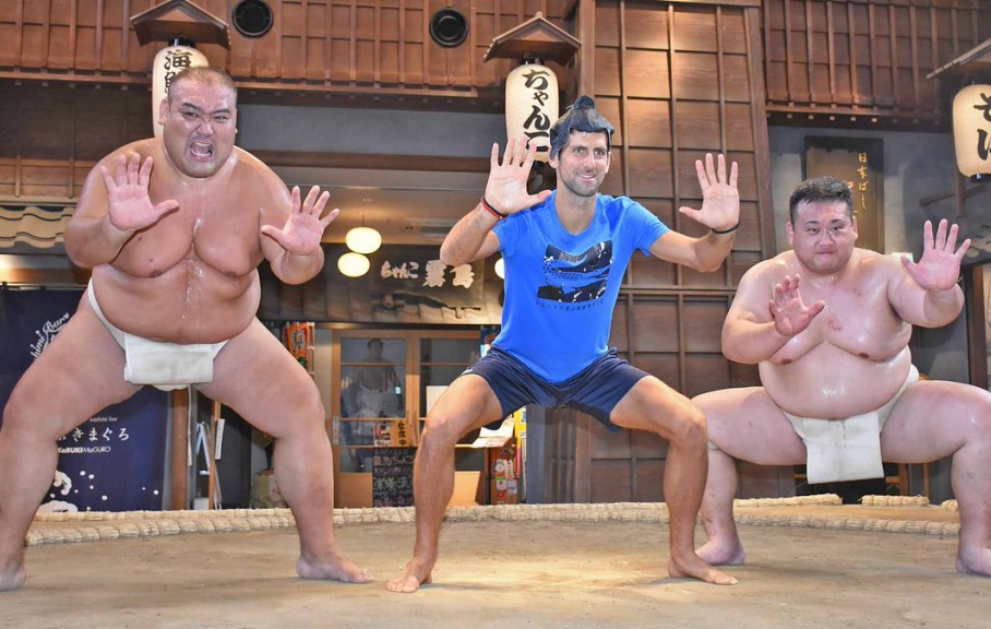 Джокович се пробва в японското сумо, но осъзна, че е много лек (видео)