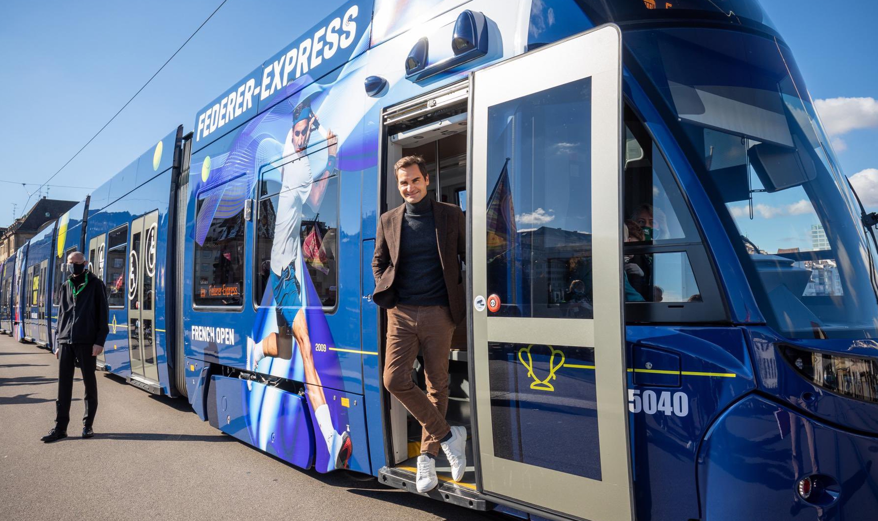 Федерер-Експрес: Трамвай с лика на Маестрото вече е по улиците на Базел