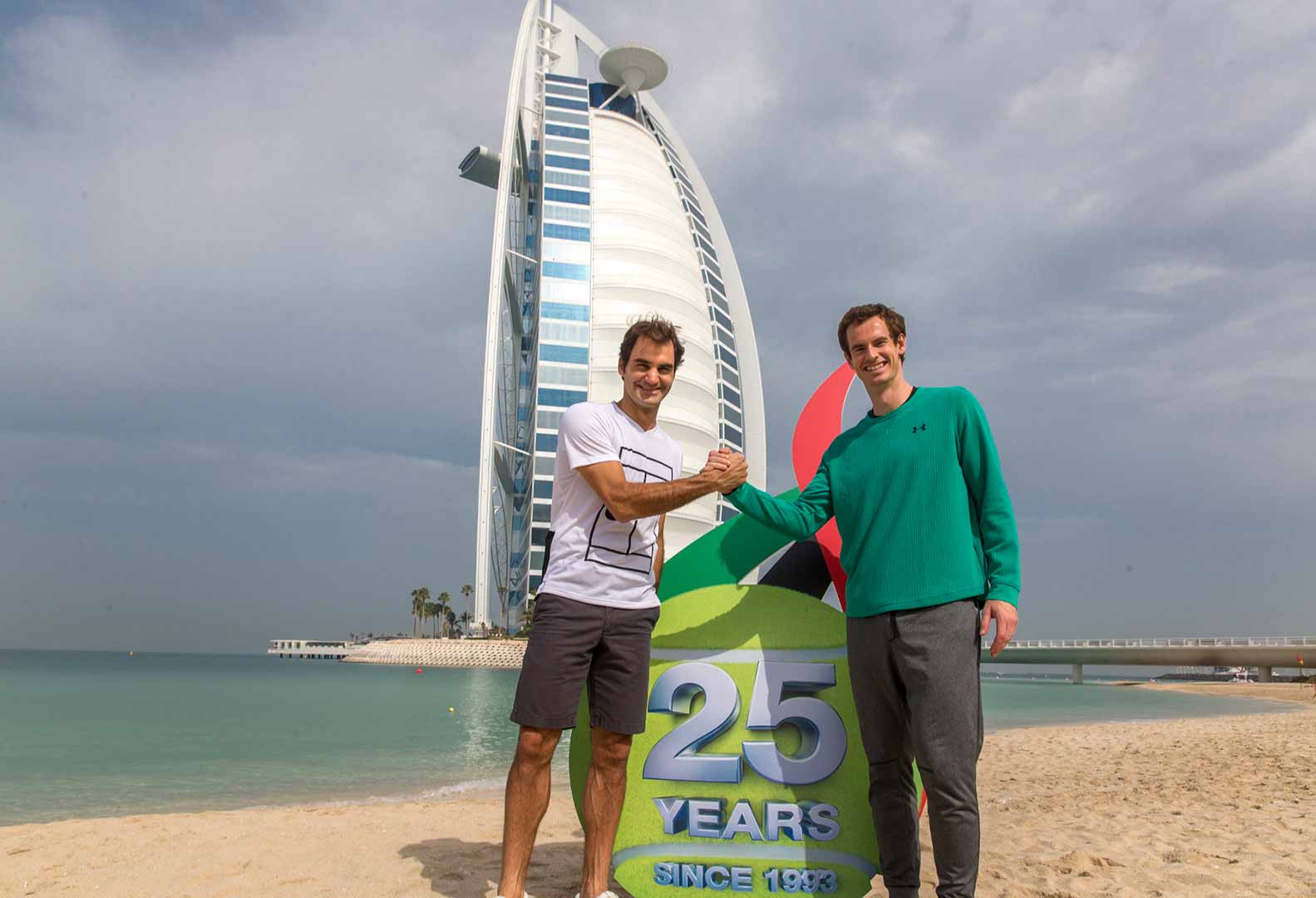 Федерер и Мъри загряха с тенис на плажа в Дубай (снимки)