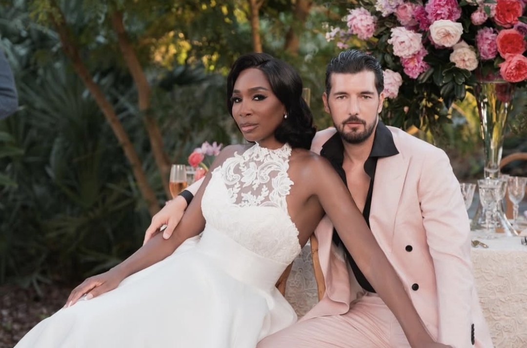 5-дневна сватба: 45-годишната Винъс мина под венчилото с датски актьор (снимки)