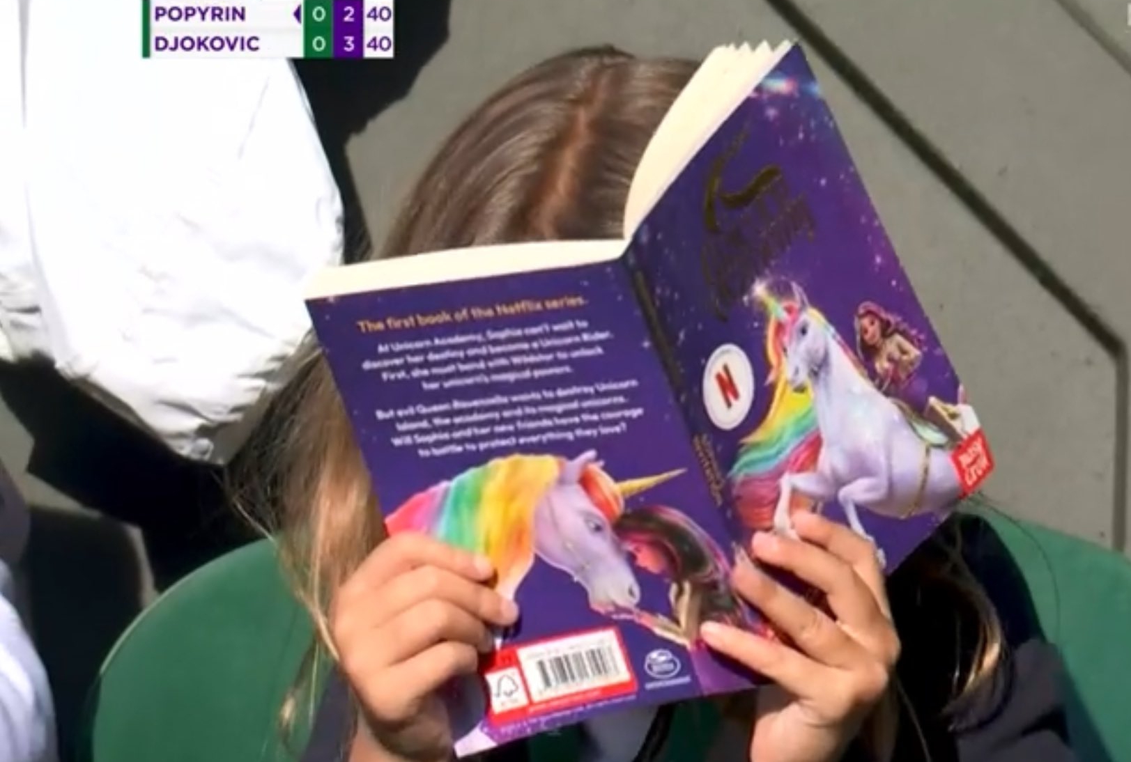 Малката Тара Джокович предпочете детска книжка пред мача на баща си от Уимбълдън (видео)