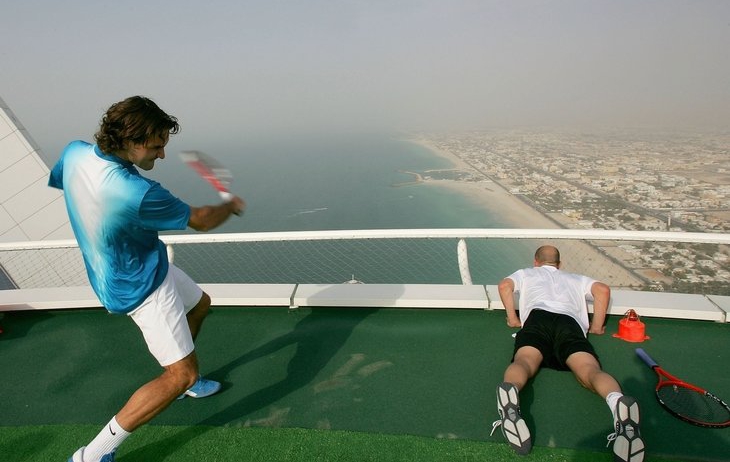 Преди 14 години: Федерер и Агаси играха върху вертолетна площадка на 321 метра