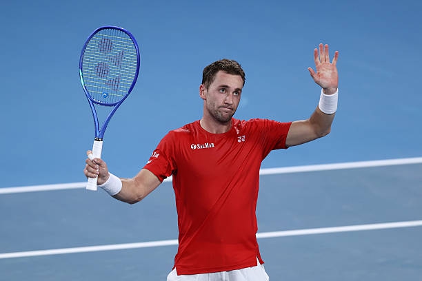 Каспър Рууд сътвори първата мини изненада през тазгодишния сезон Бившият