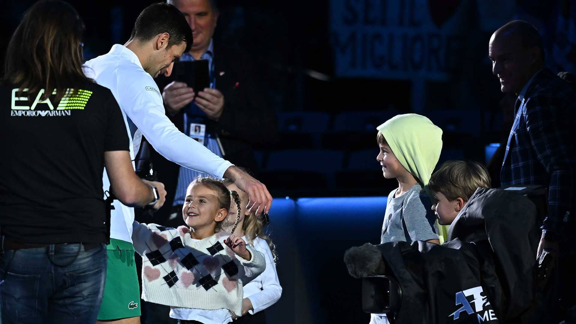 Видео: Неподправената радост на децата на Джокович и трогателната им прегръдка след победата