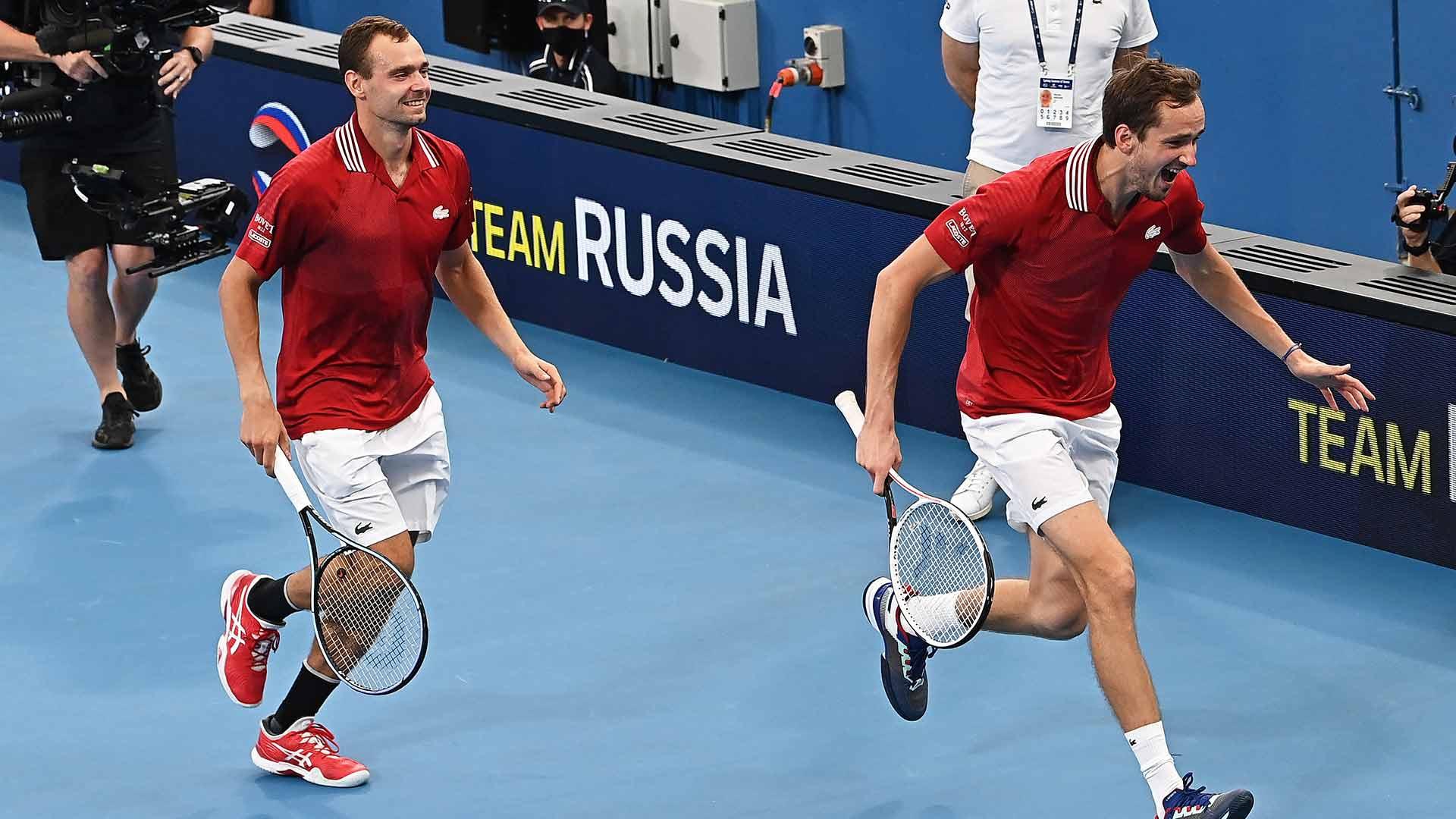 Русия ликува! Медведев и Сафиулин с шеметен обрат над Италия по пътя към 1/2-финалите!